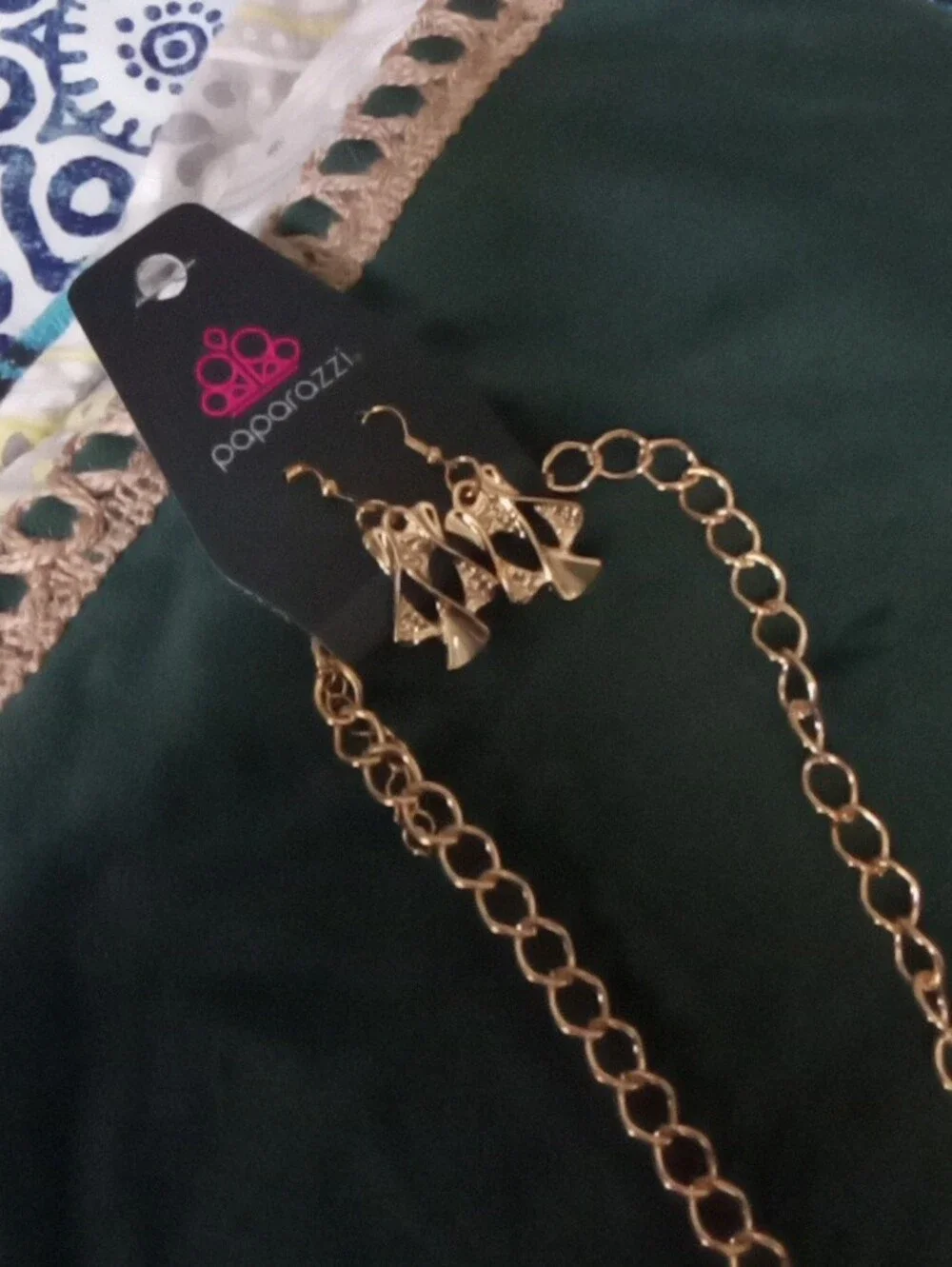paparazzi Shiny Gold Sculptural Fan Necklace with Earrings